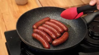 4K yakın çekim sosis ve ızgarada Makanek Lübnan 