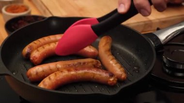 4K yakın çekim sosis ve ızgarada Merguez