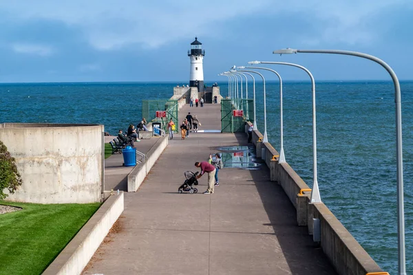 Duluth, Minnesota - 6 Ekim 2021: Turistler Canal Park deniz fenerinde güzel bir sonbahar gününün tadını çıkarıyorlar.