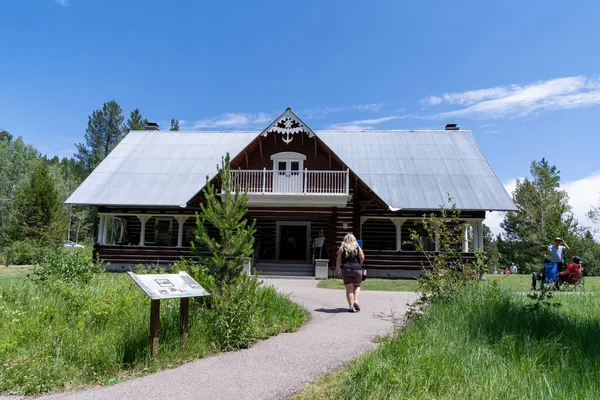 Idaho, ABD - 5 Temmuz 2021: Mesa Falls Şelalesi 'ndeki Big Falls Inn Ziyaretçi Merkezi