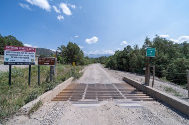 Hinsdale County, Colorado - 4 Ağustos 2021: Sürücüler için uyarı, servis olmayan uzak bir bölgeye giriş uyarısı