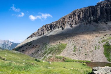 Colorado 'nun San Juan Dağları' ndaki Blue Lakes Patikası boyunca Alp manzarası
