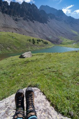 Colorado 'daki Blue Lakes Patikası' nın tepesindeki bir kayanın üzerinde dinlenen yürüyüşçü botları.