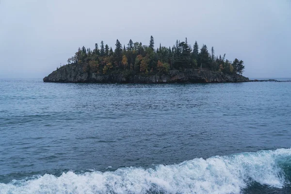 Ellingson Island Lake Superior Large Waves Foregound Gloomy Overcast Day — Stock Photo, Image