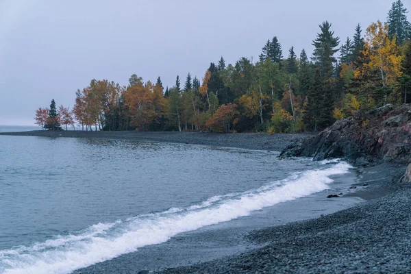 Overcast Höstdag Vid Stranden Sjön Superior Minnesota — Stockfoto