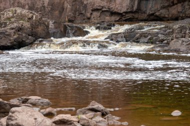 Minnesota 'daki Gooseberry Falls Eyalet Parkı' ndaki Bektaşi üzümü nehri.