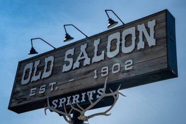 Göçmen, Montana - 24 Ağustos 2021: The Old Saloon, Paradise Valley bölgesinde ünlü ve ikonik bir bar ve restoran