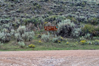 Dillon, Montana - 18 Ağustos 2021: Blacktail Vahşi Yaşam Yönetim bölgesinden BLM arazi alanları için yön işareti - Lima Barajı, Centennial Valley