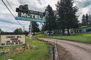Polson, Montana - 18 Ağustos 2021: Flathead Lake bölgesindeki Cherry Hill Motel için Retro neon tabelası