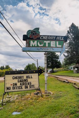 Polson, Montana - 18 Ağustos 2021: Flathead Lake bölgesindeki Cherry Hill Motel için Retro neon tabelası
