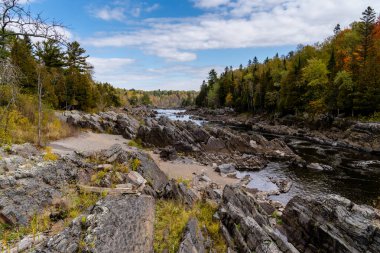 St. Louis Nehri ve sonbaharda Minnesota 'daki Jay Cooke Eyalet Parkı' nda akıntılar