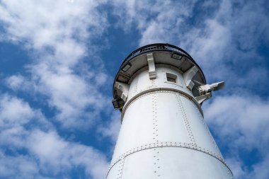 Duluth Minnesota 'da parçalı bulutlu bir gökyüzüne karşı tarihi Kanal Parkı Deniz Feneri