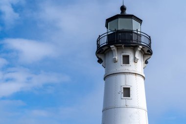 Duluth Minnesota 'da parçalı bulutlu bir gökyüzüne karşı tarihi Kanal Parkı Deniz Feneri