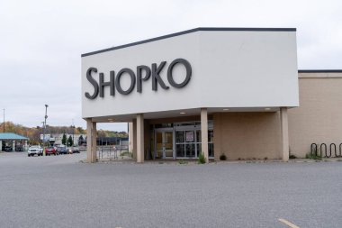 Marquette, Michigan - 20 Ekim 2021 Eski, terk edilmiş bir Shopko mağazası için imza. Tüm Shopko mağazaları 2019 'da kapandı.