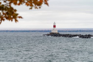 Presque Adası, Breakwater Deniz Feneri Marquette Michigan 'dan Superior Gölü' nde görüldü.