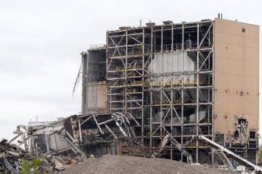 Marquette, Michigan - 20 Ekim 2021: Terk edilmiş bina bulutlu bir günde yıkılıyor ve yıkılıyor