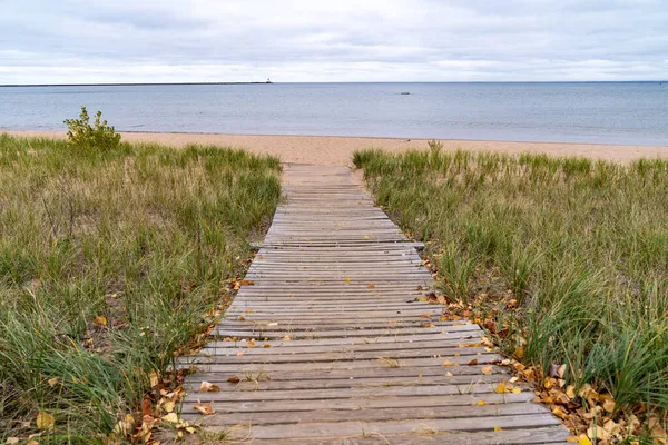 Boardwalk Leder Ner Till Sandstrand Vid Sjön Superior Marquette Michigan — Stockfoto