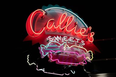 İki liman, Minnesota - 4 Ekim 2021 Burlington İstasyonunda Callie 'nin Şekerleri için imza, şekerleme ve şekerleme satan bir hediyelik eşya dükkanı.