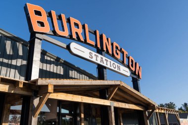 2 Harbor, Minnesota - 4 Ekim 2021 Burlington İstasyonu için bir hediye dükkanı, şekerleme ve şekerleme dükkanı.