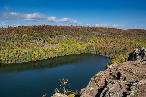 Minnesota 'da Bean ve Bear Lakes' in üstünde, sonbaharda.
