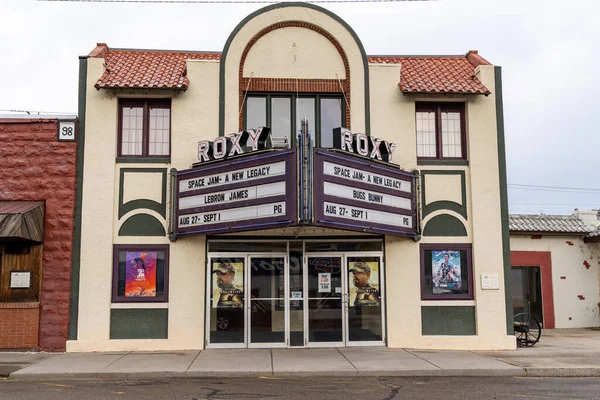 Forsyth, Montana - 26 Ağustos 2021: Tarihi Roxy sinemasının klasik işareti