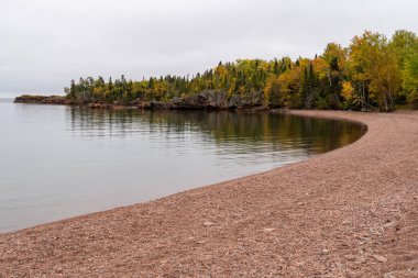 Rocky, sonbahar mevsimi boyunca Grand Marais, Minnesota yakınlarındaki Superior Gölü 'nün engebeli kıyı şeridi.