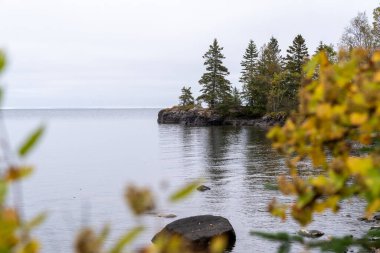 Sonbaharda Minnesota 'da Superior Gölü kıyıları