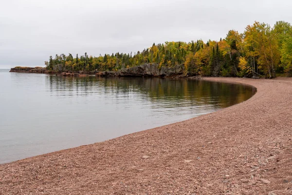 Rocky, sonbahar mevsimi boyunca Grand Marais, Minnesota yakınlarındaki Superior Gölü 'nün engebeli kıyı şeridi.