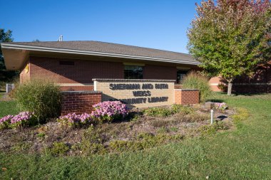Hayward, Wisconsin - 17 Ekim 2021: Sherman ve Ruth Weiss Halk Kütüphanesi binasının dışı