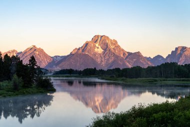 Yazın Grand Teton Ulusal Parkı 'nda gün doğumunda Oxbow Virajı