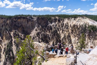 Wyoming, ABD - 29 Haziran 2021: Turistler, Yellowstone Ulusal Parkı 'ndaki ilham noktasından, kanyon bölgesinden, nehre bakarak manzaranın tadını çıkarıyorlar.