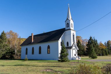 Phoenix, Michigan - 18 Ekim 2021: The Phoenix Church of the Assumption, in Carpenter Gothic style, in Michigan Upper Peninsula