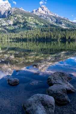 Grand Teton Ulusal Parkı - Bradley Gölü manzarası, güzel bir alp gölü
