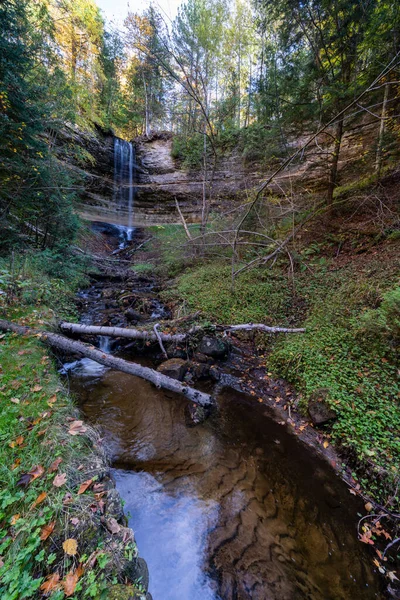 Sentier Pédestre Menant Cascade Munising Falls Dans Les Rochers Photographiés — Photo