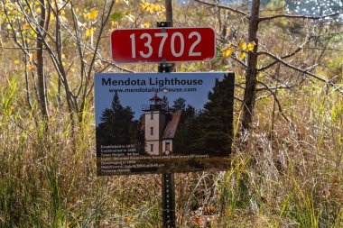Bete Grise, Michigan - 18 Ekim 2021: Superior Gölü kıyısındaki Mendota Deniz Feneri için imza