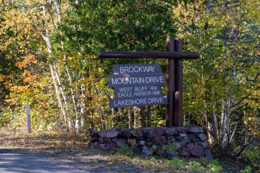 Copper Harbor Michigan yakınlarındaki Brockway Mountain Drive 'a giriş işareti