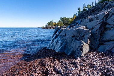 Agate Sahili 'nin üst kıyı şeridi. Pembe kayalıklarıyla bilinir. Hunter' s Point Parkı 'nda..