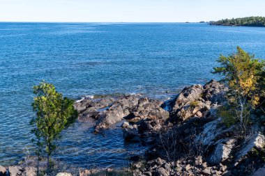 Michigan Keweenaw Yarımadası 'ndaki Eagle Harbor yakınlarındaki Superior Gölü kıyı şeridi.