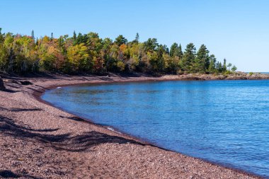 Agate Sahili 'nin üst kıyı şeridi. Pembe kayalıklarıyla bilinir. Hunter' s Point Parkı 'nda..