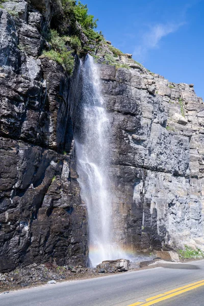 Cascada Junto Carretera Con Pequeño Arco Iris Largo Going Sun —  Fotos de Stock