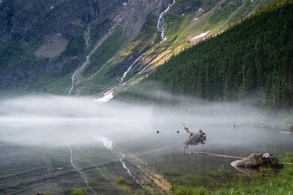 Kabut Pagi Dan Kabut Pada Hari Musim Panas Danau Avalanche — Stok Foto