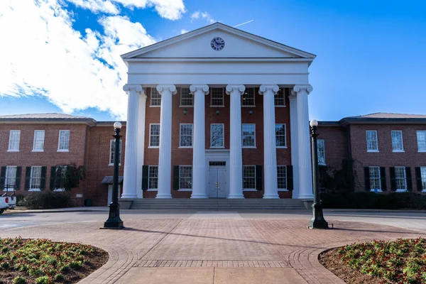 Oxford, Mississippi - 13 Ocak 2021 Ole Miss kampüsündeki ünlü Lyceum binası, Mississippi Üniversitesi olarak da bilinir.