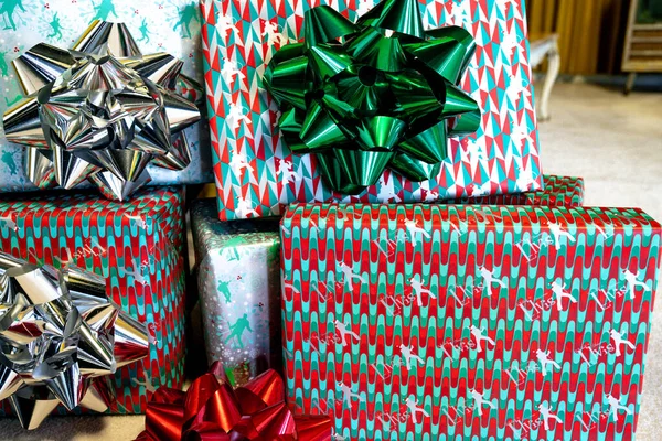 テネシー州 2022年1月13日 レトロ ミッド世紀のスタイルはクリスマスプレゼントやホリデーシーズンのために表示される光沢のある弓を包んだ — ストック写真