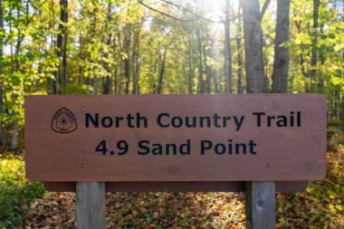 Michigan, ABD - 19 Ekim 2021 Sand Point 'e 4.9 mil uzaklıktaki North Country Trail için imza ve logo. Bu Michigan 'ın Yukarı Yarımadası boyunca uzun bir yürüyüş.