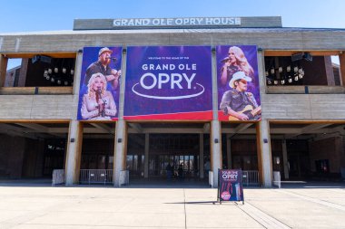 Nashville, Tennessee - 11 Ocak 2022: ABD 'de country müzik için ünlü bir konser yeri olan Grand Ole Opry' nin dışı