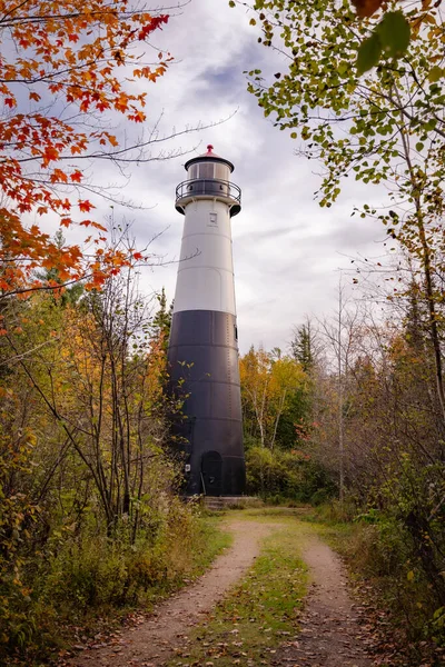 秋にはミシガン州ミシガン州の近くにあるグランドアイランドハーバーリアレンジ灯台 — ストック写真