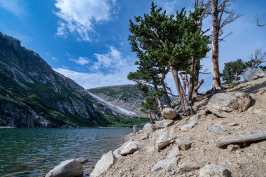Aziz Mary Gölü, Idaho Springs 'teki buzulun yanında güneşli bir günde Colorado.
