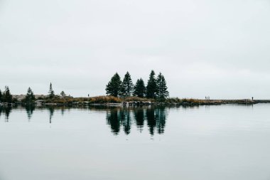 Büyük Marais, Minnesota 'da, küçük bir kara yarımadası ya da dalgakıranı Superior Gölü' ne yansıtır.