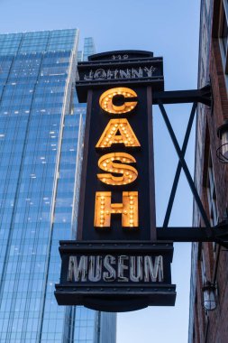 Nashville, Tennessee - 10 Ocak 2022 Aşağı Broadway 'deki ünlü Johnny Cash Müzesi için neon tabela