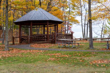 Marquette Michigan 'daki Presque Adası Parkı' nın içinde sonbaharda güzel bir park çardağı.